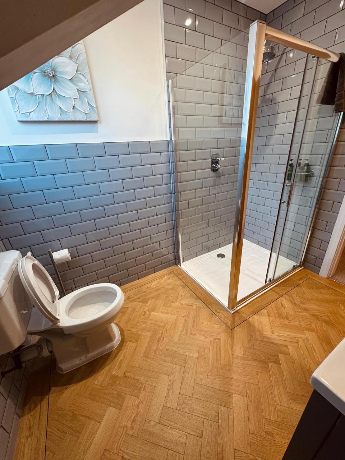 Lola'S Loft With Lake Views - Central Bowness - Pet Friendly Exterior photo