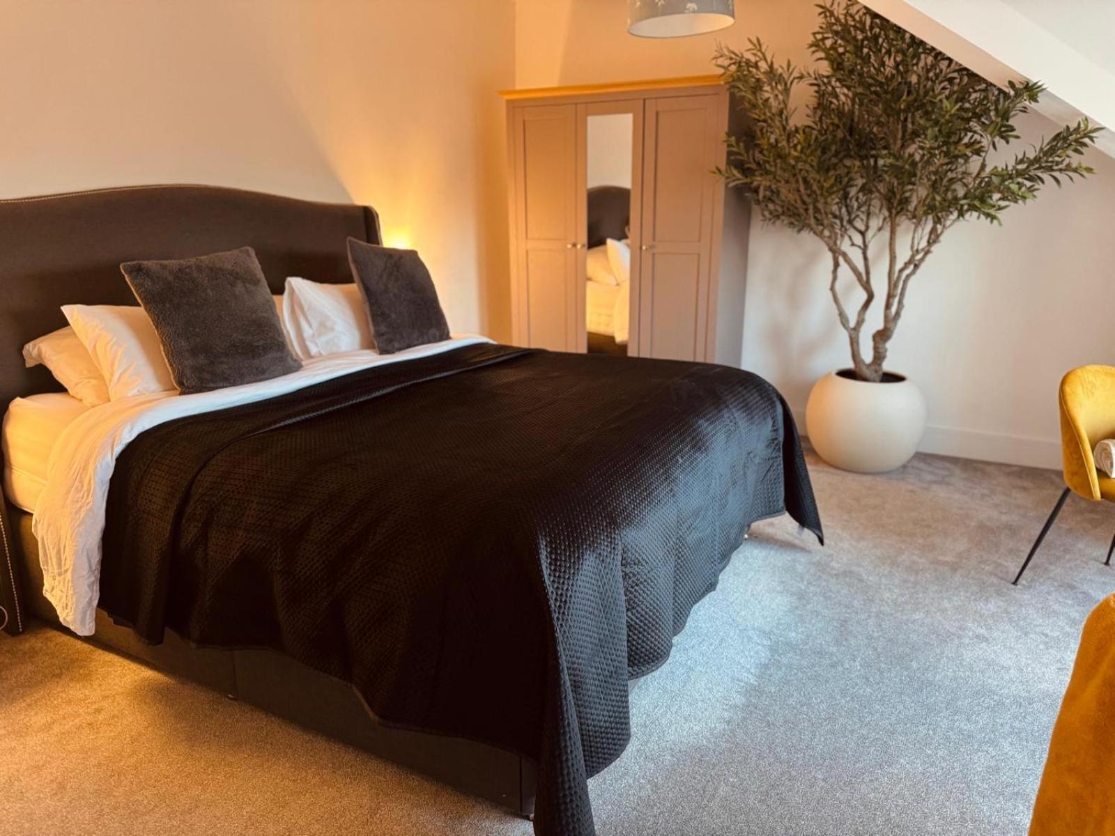 Lola'S Loft With Lake Views - Central Bowness - Pet Friendly Exterior photo