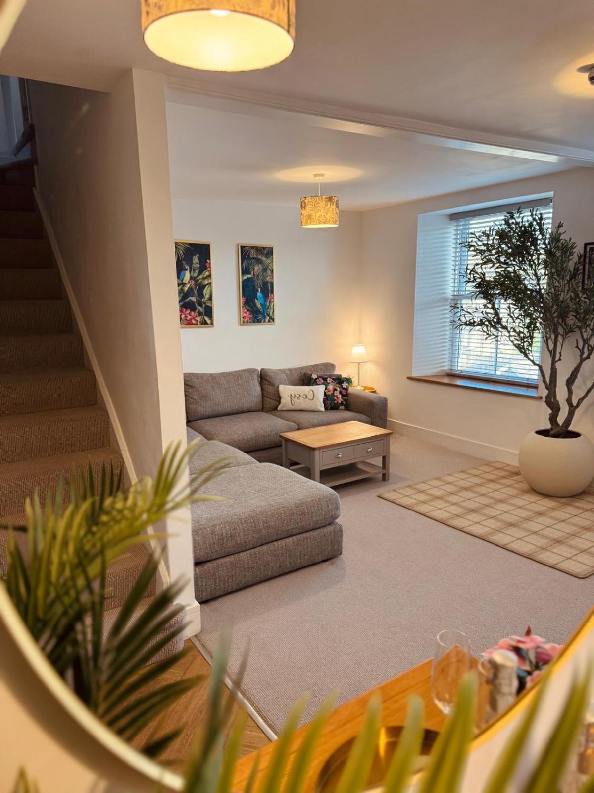 Lola'S Loft With Lake Views - Central Bowness - Pet Friendly Exterior photo